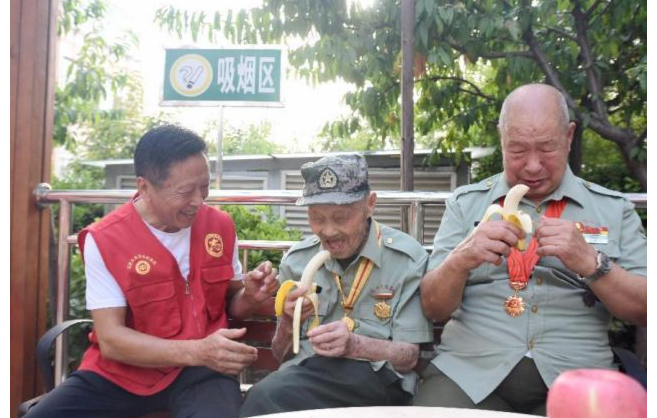 荣军老人笑开颜 共庆中秋团圆节